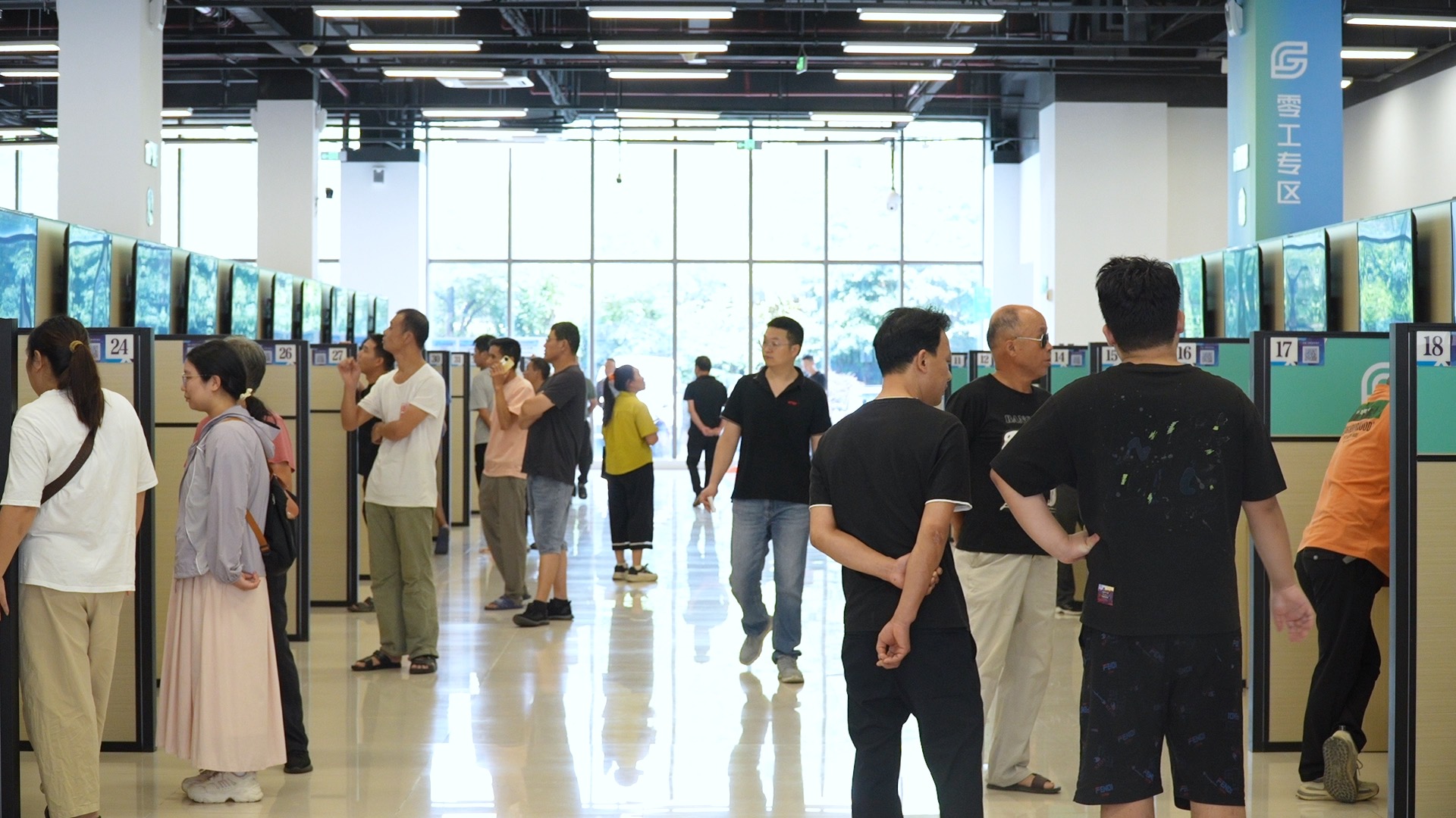 线上线下双轮驱动，全链覆盖精准引才 “才耀奉化·职引未来”夏季大学生专场招聘会火热启幕